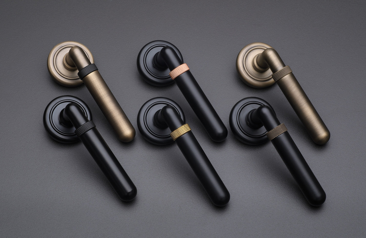 AceLine Oro Set of black and gold door handles on a dark background